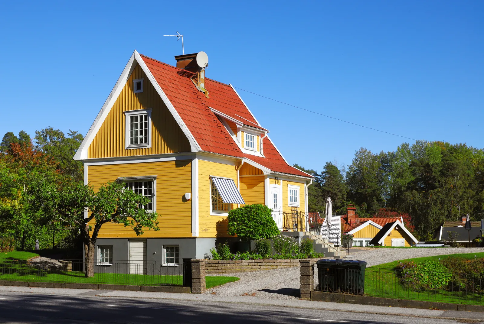 En villa med källare i Enköping där priset på radonsanering beror på källan